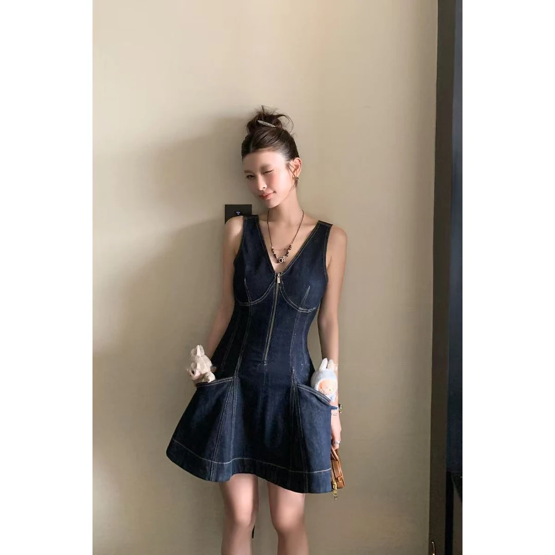 2025新款女装性感V领无袖蓝黑色牛仔连衣裙高级好看收腰显瘦裙子