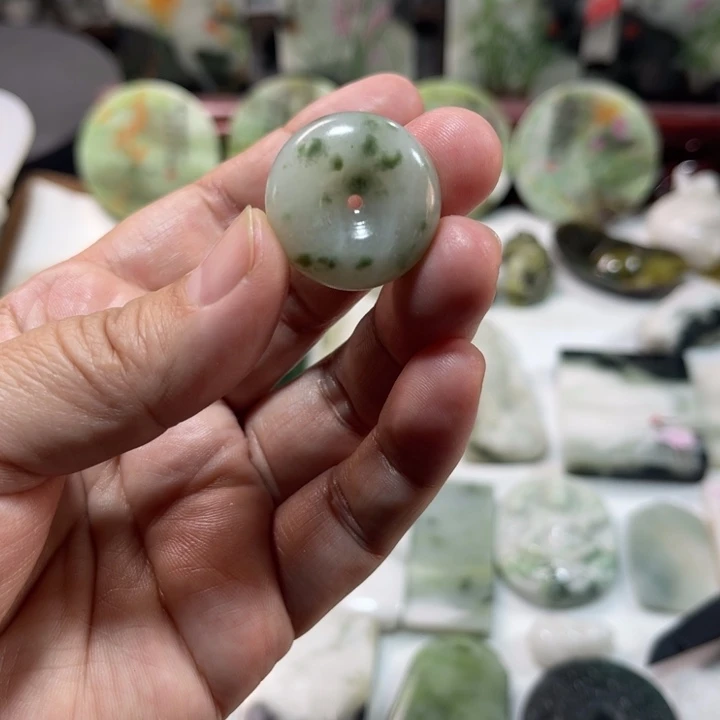 独山玉未镶嵌颈饰