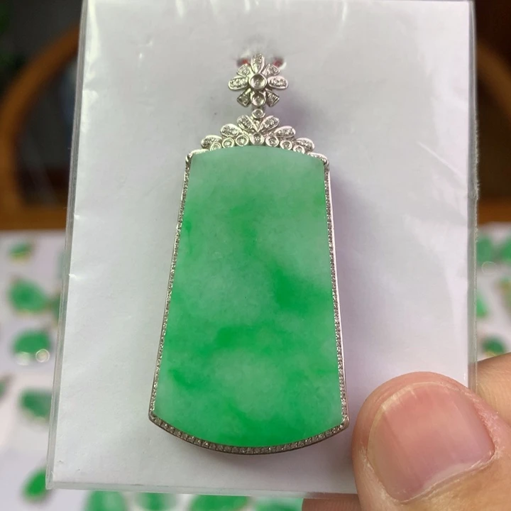 翡翠18K金镶嵌颈饰翡翠