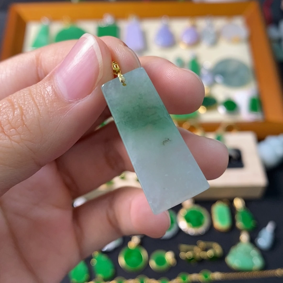 翡翠18K金镶嵌颈饰有沙眼