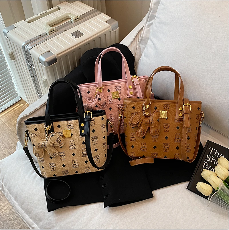 2025新款大容量可爱印花小熊水桶包单肩腋下高质感小方包手提包女