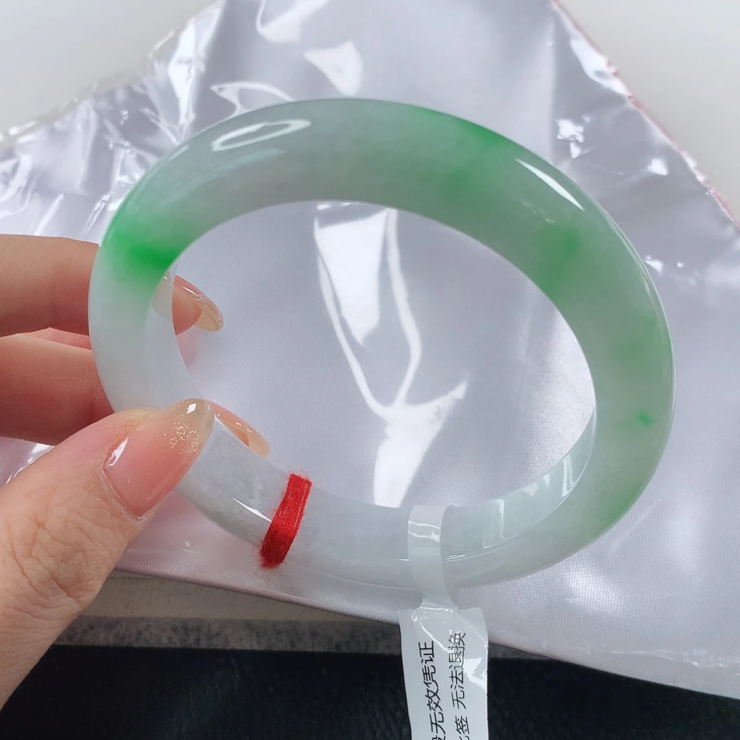 翡翠手镯未镶嵌普****！ 正圈