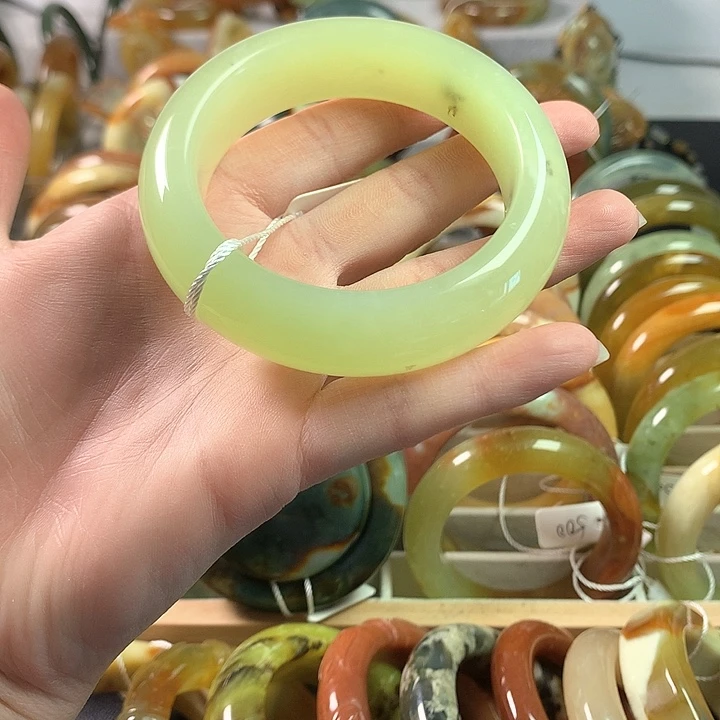 岫玉手镯未镶嵌绿色