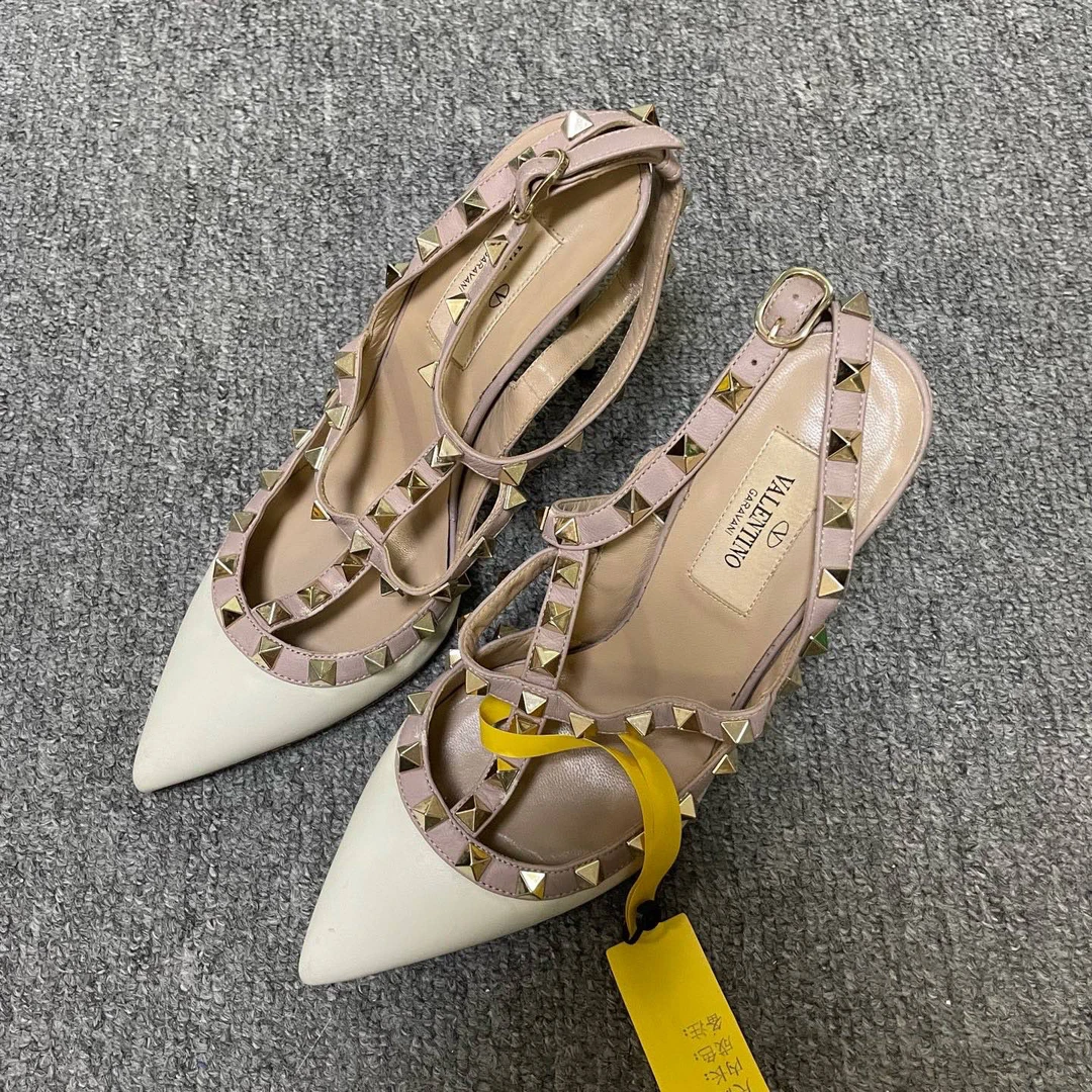 95新 Valentino/华伦天奴 Rockstud 铆钉细跟高跟鞋  37码/14317