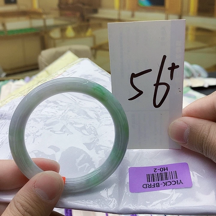 翡翠未镶嵌手镯hhfhfjjvg