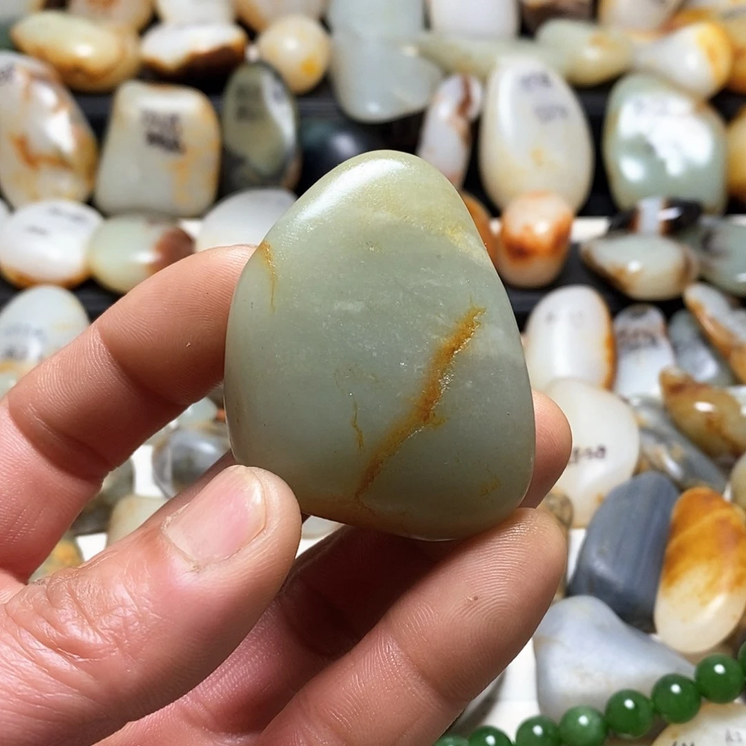 和田玉颈饰未镶嵌手把件