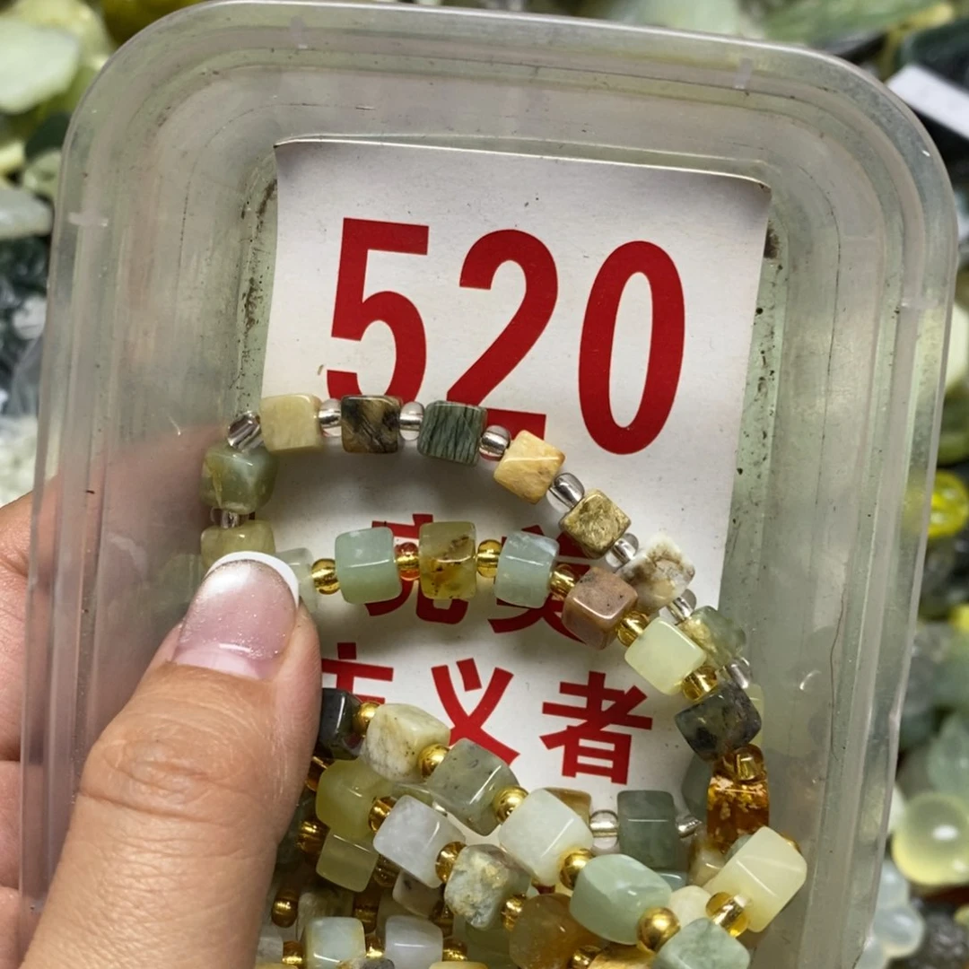 蛇纹石玉挂坠未镶嵌