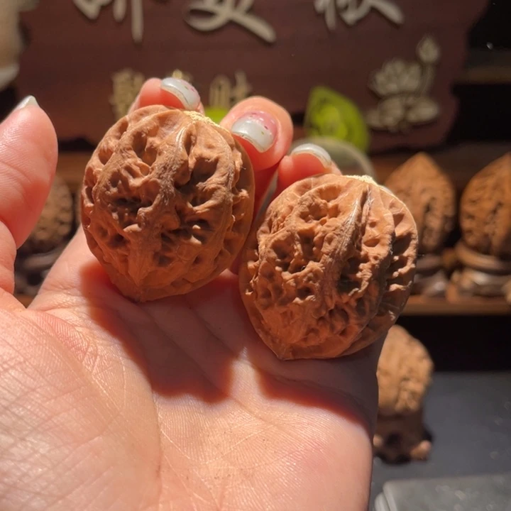 文玩核桃吊坠娇美楸84