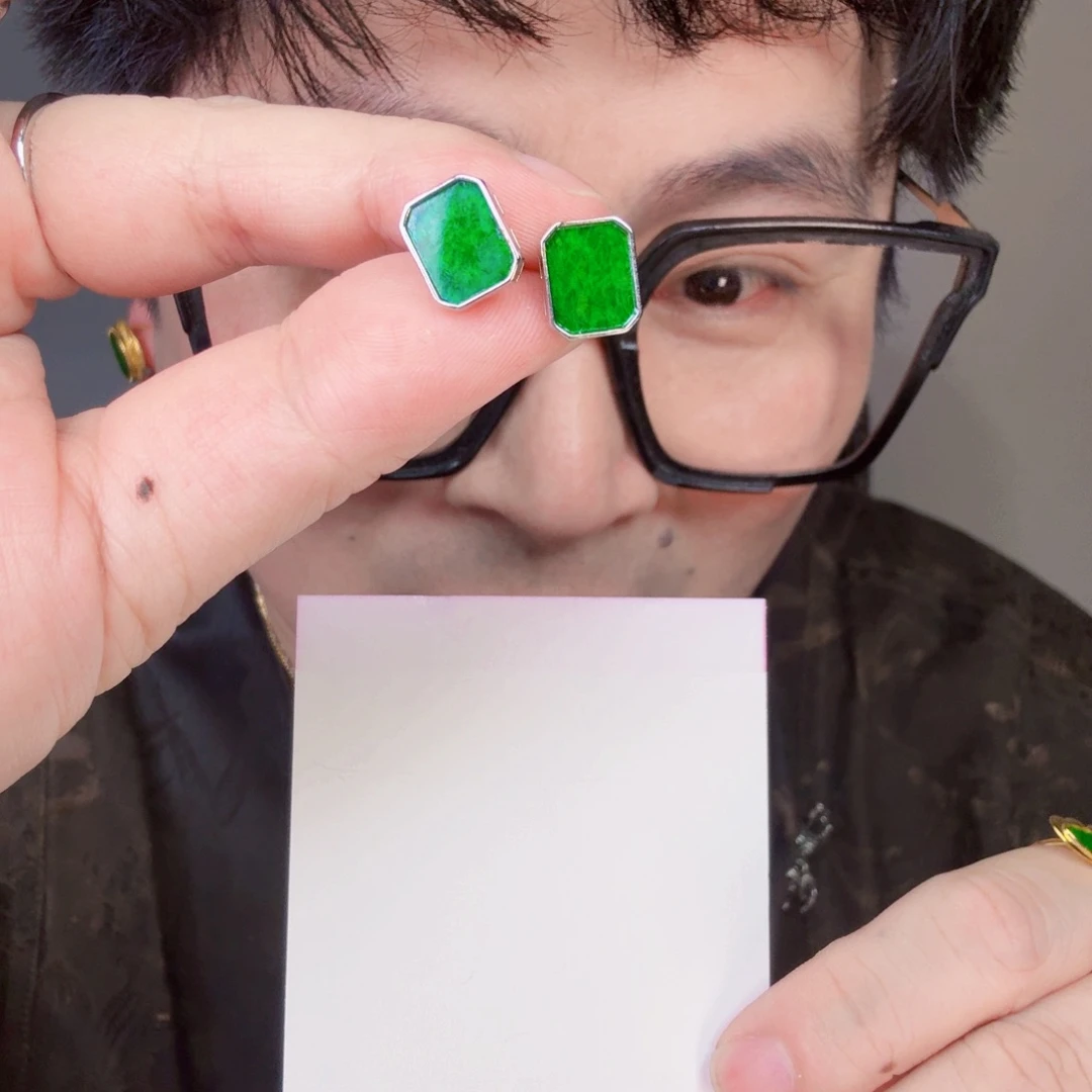 翡翠未镶嵌颈饰一对