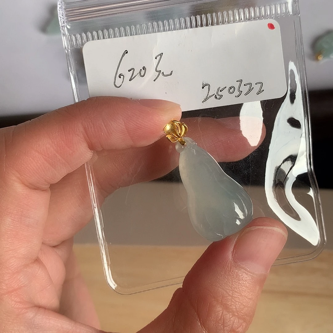 翡翠18K金镶嵌颈饰葫芦