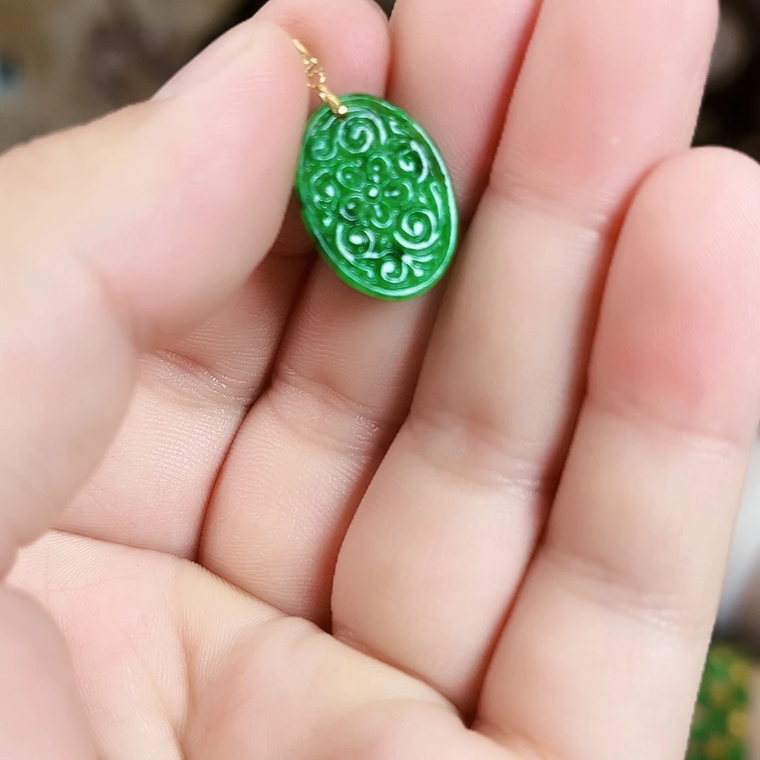 翡翠18K金镶嵌颈饰吊坠