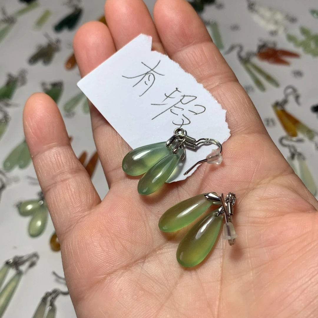 蛇纹石玉耳环未镶嵌?**o