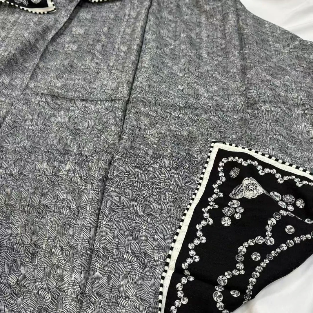 90二经绞罗巴拿绸方巾-钱币黑豹 双面异稿85cm丝巾