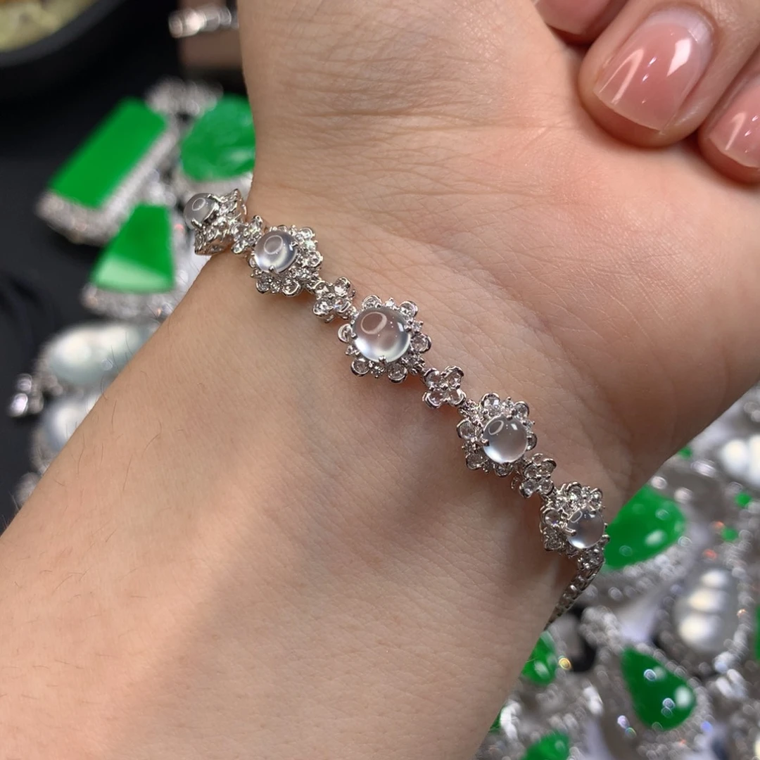 翡翠18K金镶嵌颈饰蛋面