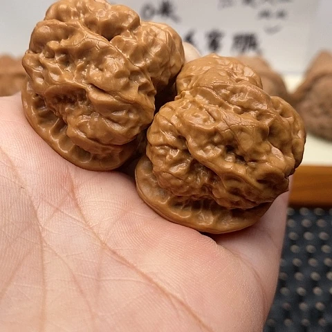 文玩核桃吊坠祯****）边40左右