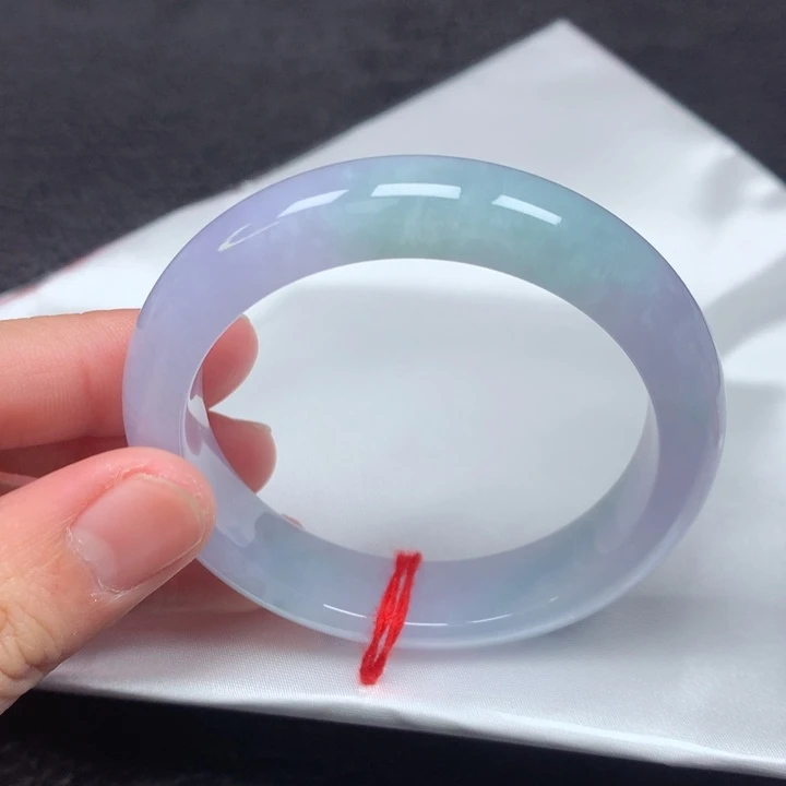 翡翠手镯未镶嵌。