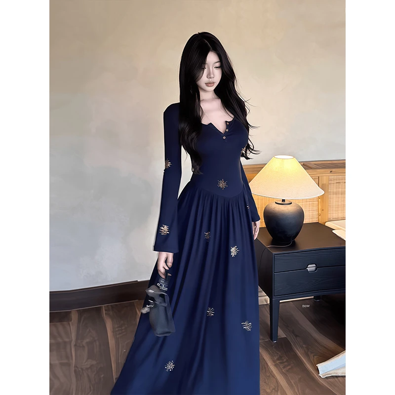 纯欲性感烫钻正肩喇叭袖连衣裙女秋季新款收腰显瘦高级感褶皱长裙