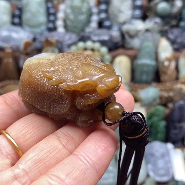 小***妖和田玉未镶嵌颈饰