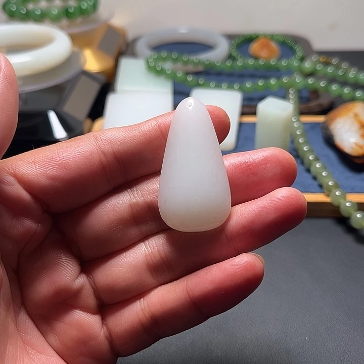 颈饰未镶嵌和田玉（白玉）