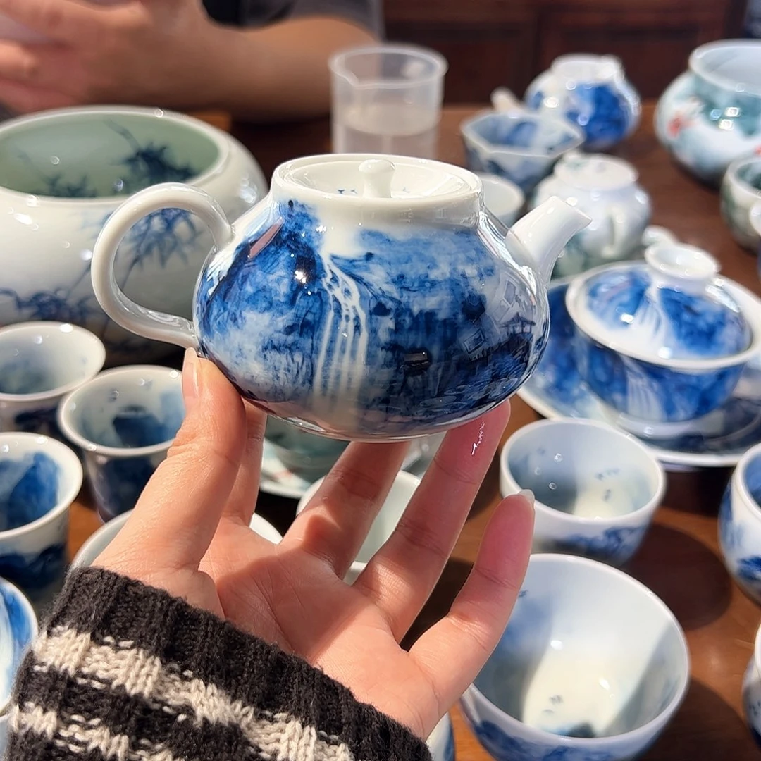 青花手绘山水壶陶瓷