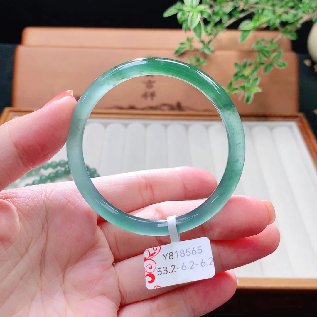 未镶嵌手镯（圆镯）翡翠