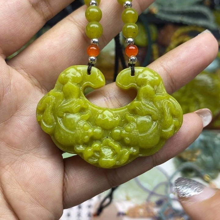 蛇纹石玉未镶嵌颈饰