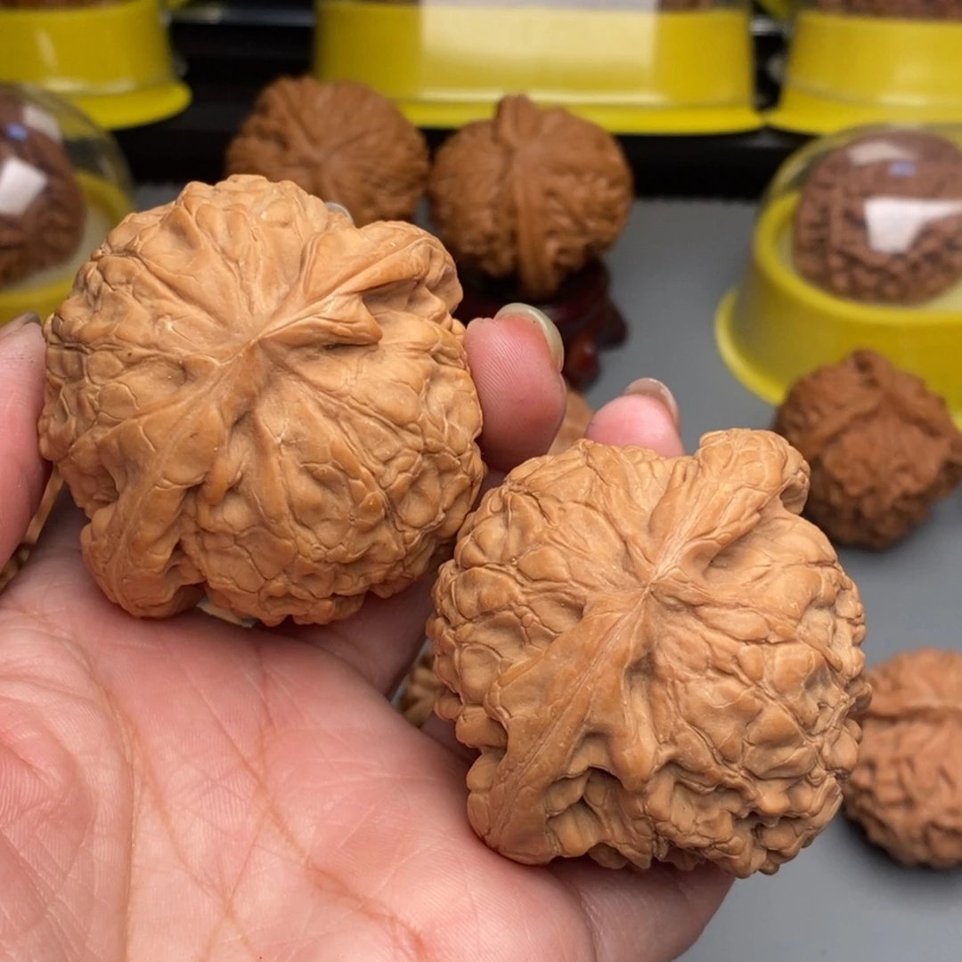 吕***洋木质类文玩核桃龙鼎