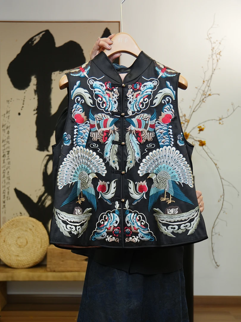 苏时纪甄选 【净尘】非遗重工苗绣马甲 桑蚕丝新中式外套女装 61057