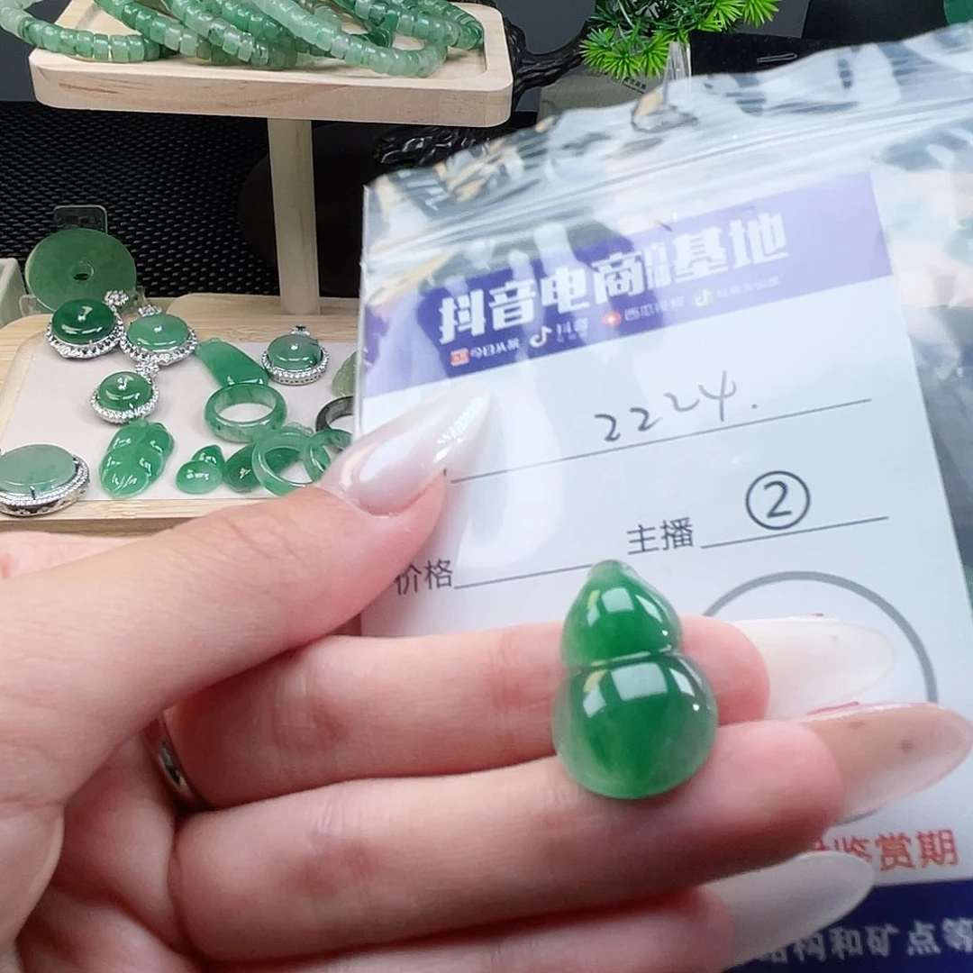 石英质玉未镶嵌颈饰