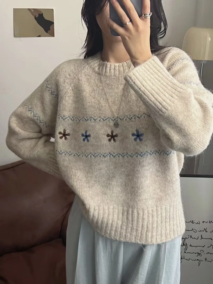 韩系复古花朵刺绣圆领套头毛衣女秋冬2025新款宽松慵懒风针织上衣