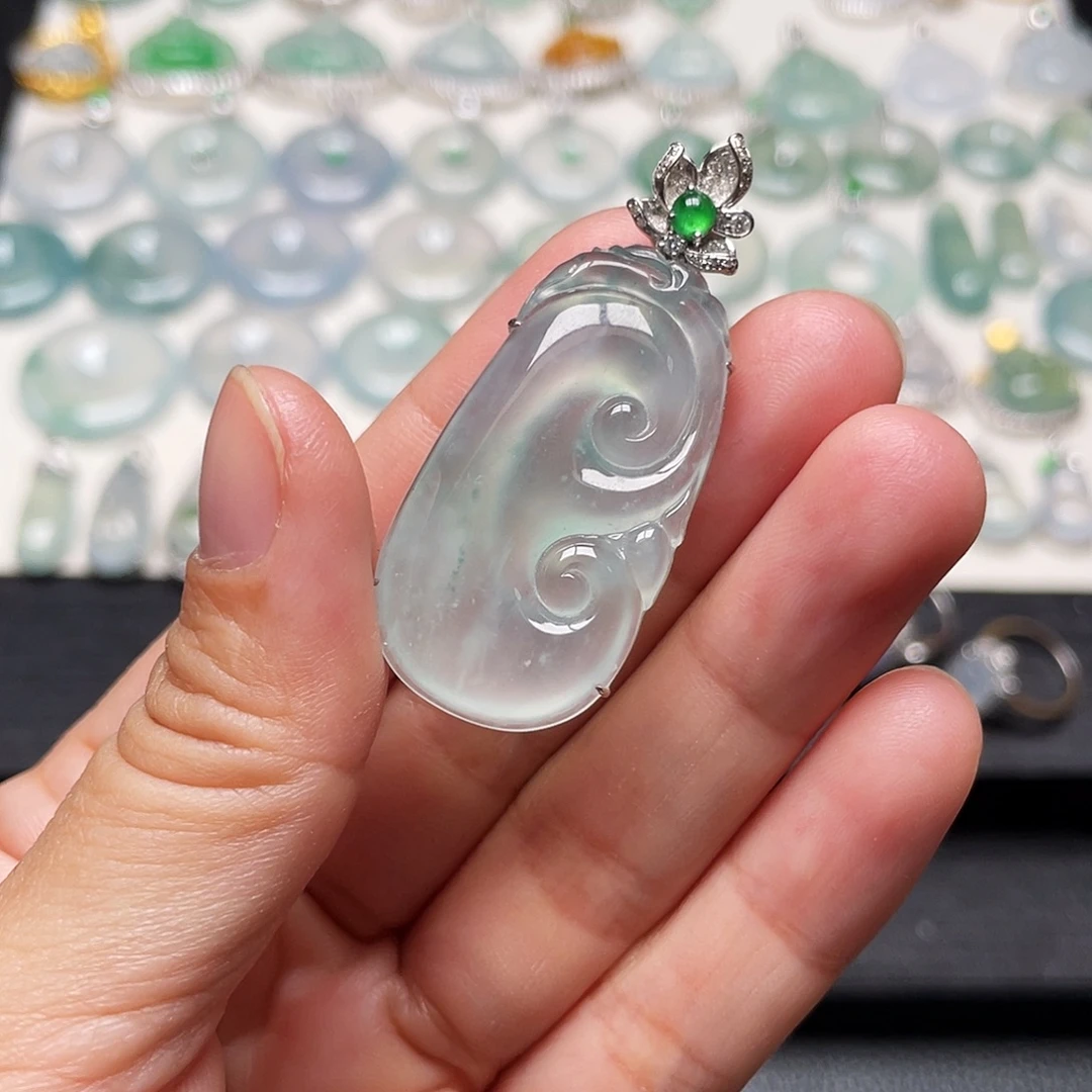 翡翠18K金镶嵌颈饰如意