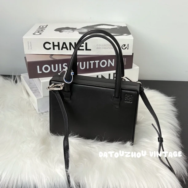 95新 LOEWE/罗意威 黑色邮差盒子手提斜挎包 ww