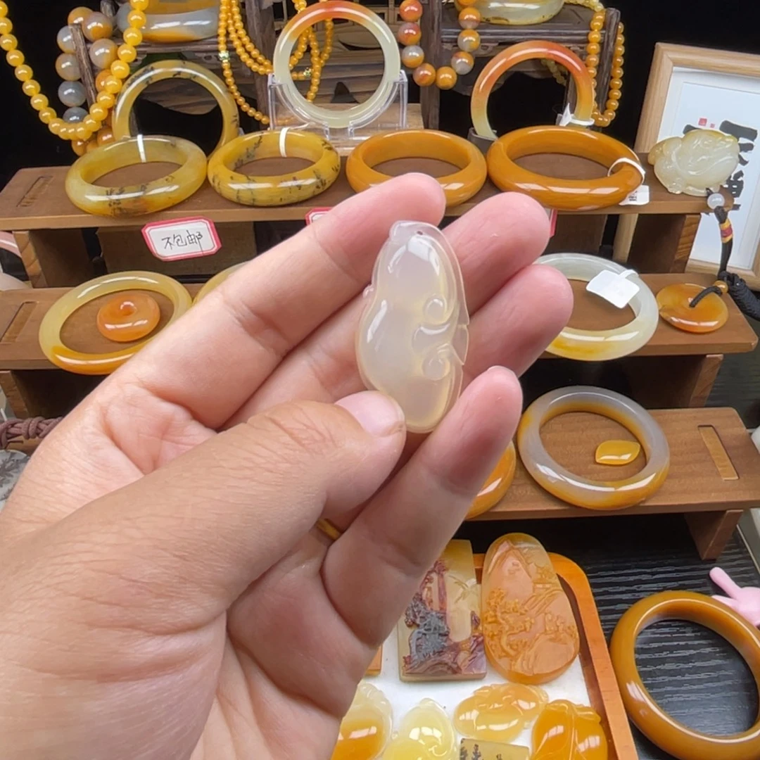 石英质玉（黄龙玉）未镶嵌颈饰