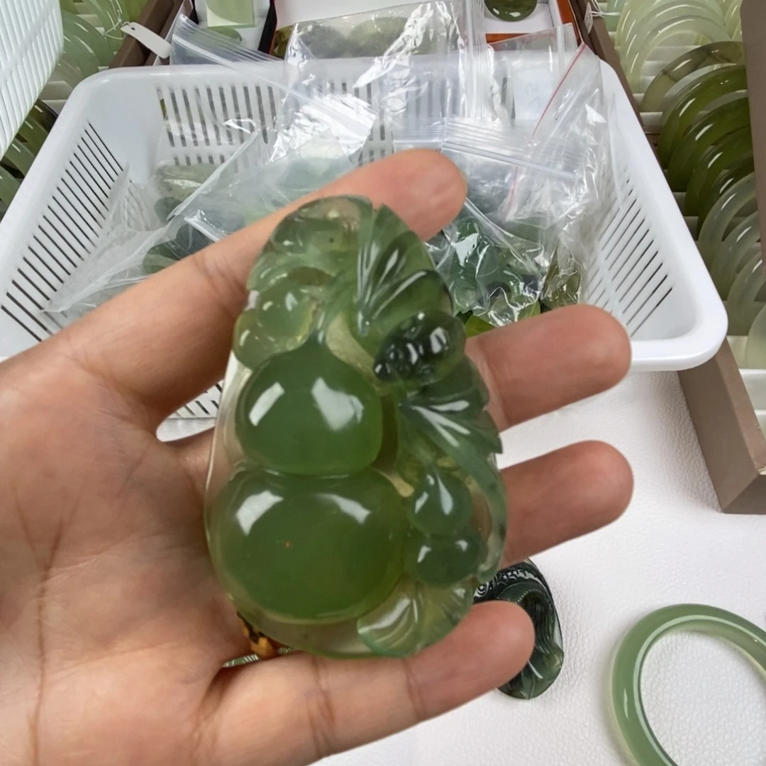 小***鸭未镶嵌蛇纹石玉颈饰