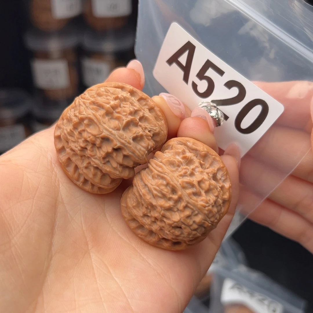 文玩核桃吊坠白狮子39