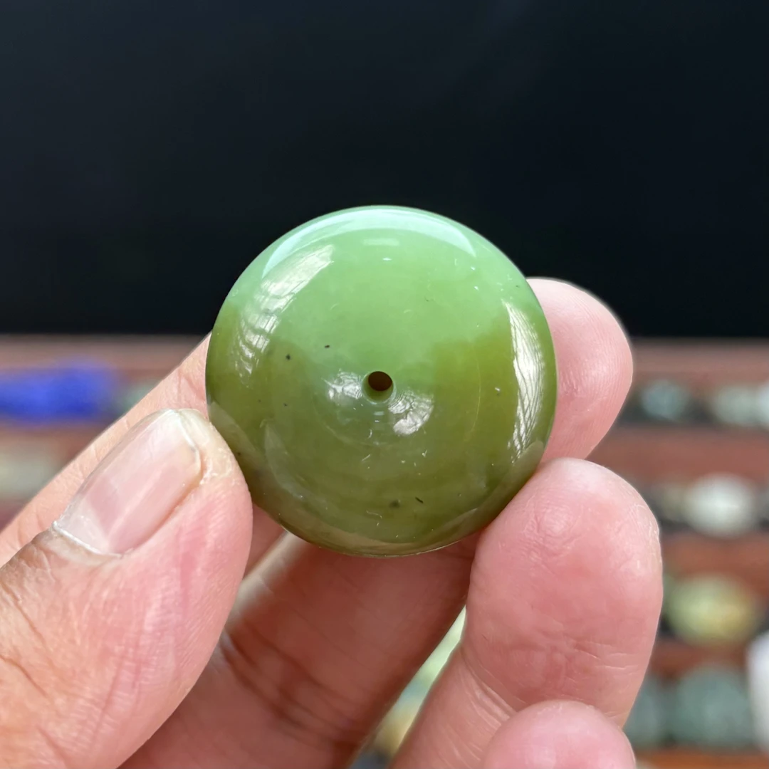 29mm俄料乌兰海和田玉糖碧玉苹果绿平安扣吊坠