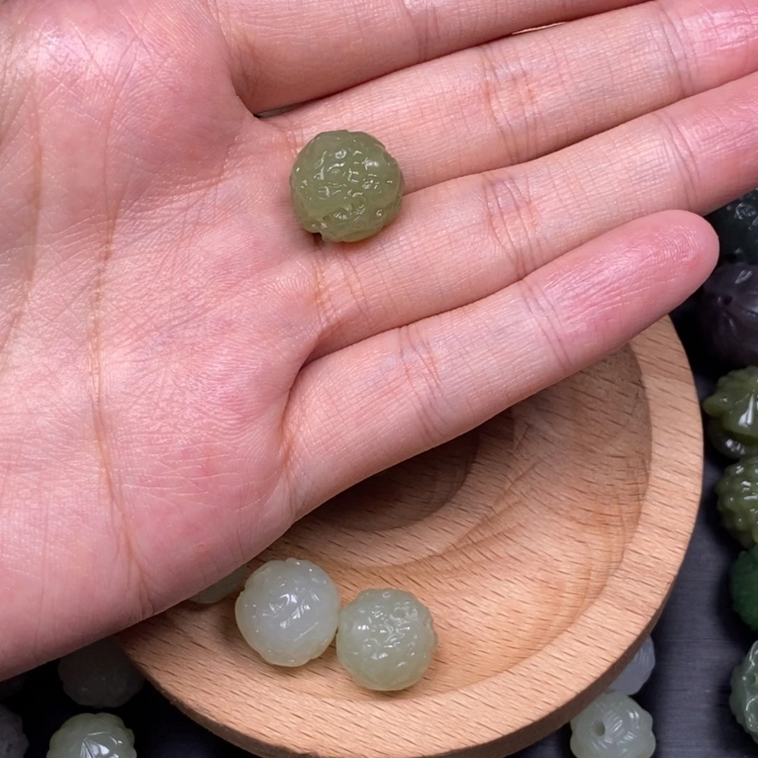 严***敏和田玉未镶嵌颈饰