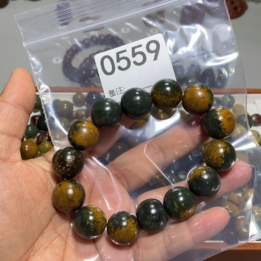 颈饰未镶嵌透闪石质玉哦