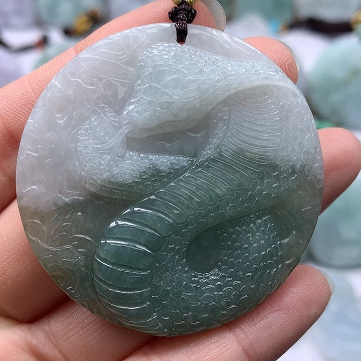 翡翠未镶嵌颈饰蛇牌福利洒一条黄翡颜色线