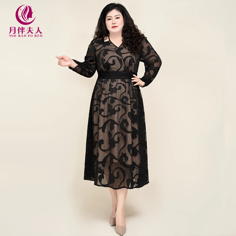 月伴夫人 2024秋季新款大码气质优雅泡泡袖V领露肩连衣裙7106