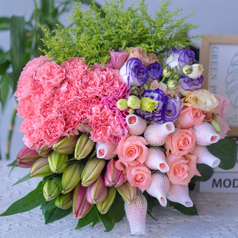 【基地花束】粉玫瑰10支+香水百合5朵+康乃馨10支+洋桔梗1扎+配草
