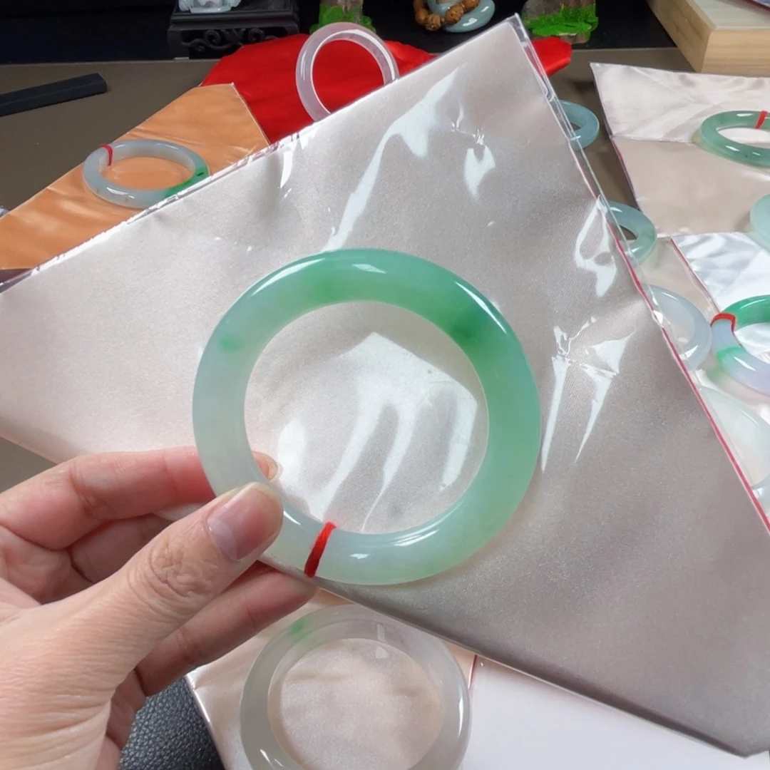 翡翠手镯未镶嵌翡翠