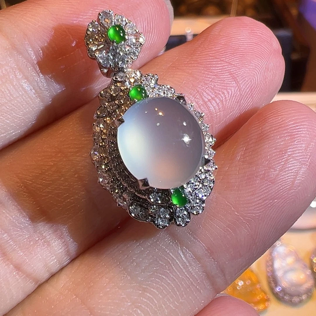 翡翠吊坠(赠链)18K金镶嵌玻璃种蛋面极光白