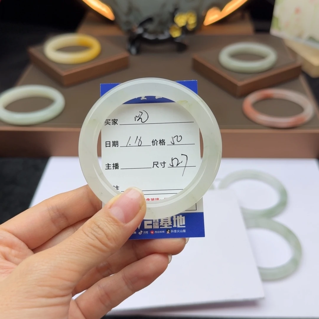 石英质玉手镯未镶嵌?**⭐