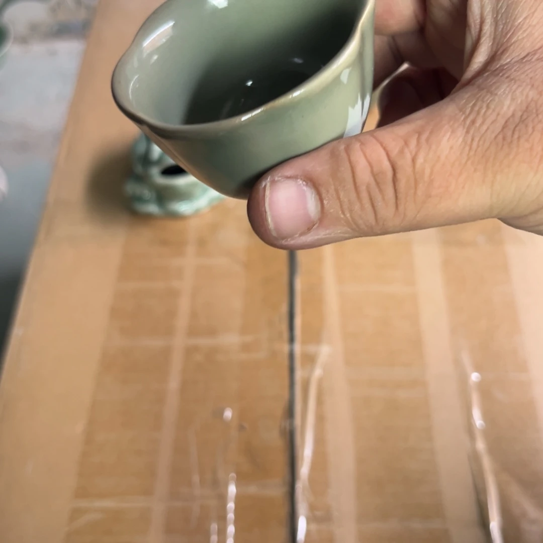 杯青瓷花口小茶杯