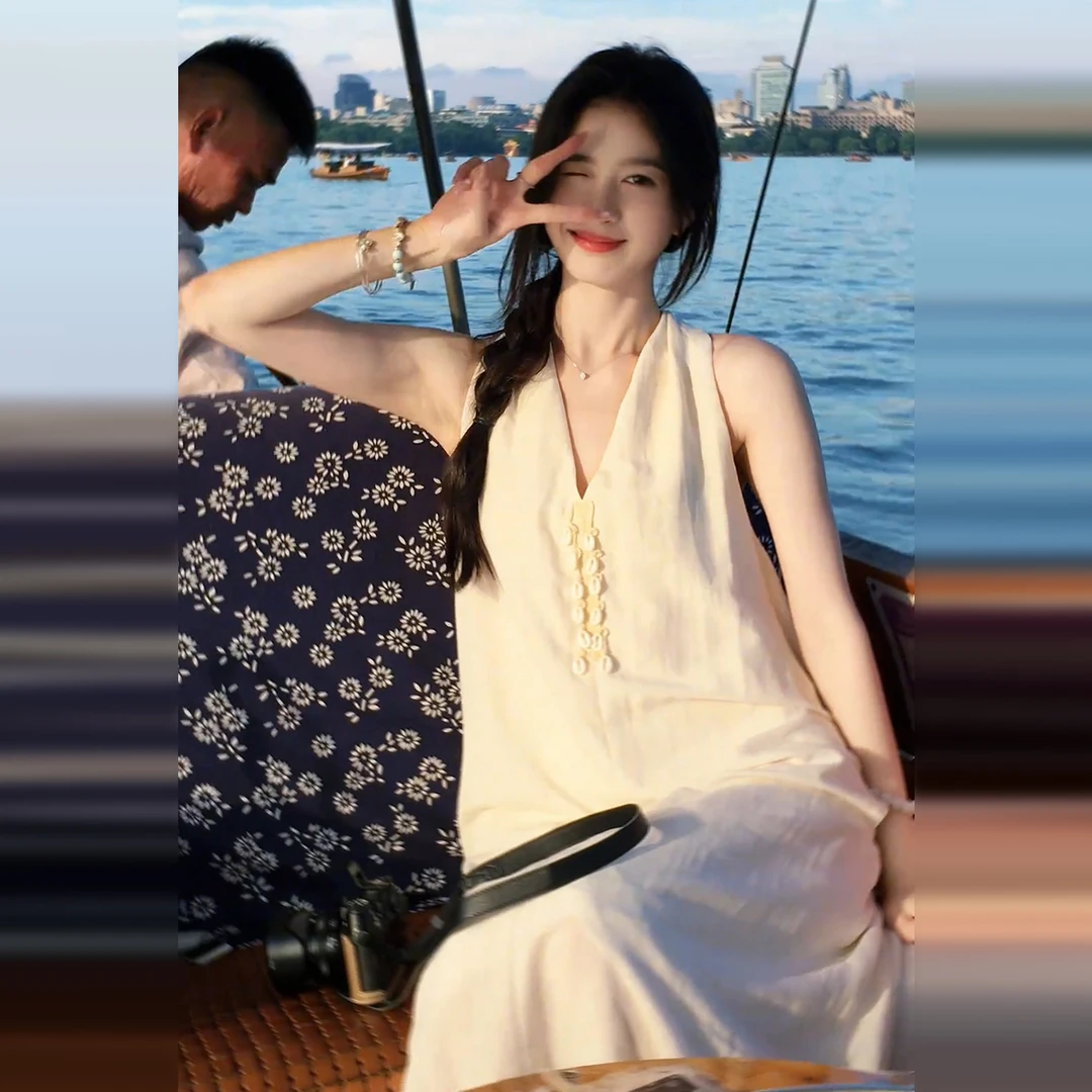 2025新款海边度假风白色无袖挂脖v领连衣裙夏季绝美沙滩长裙4793