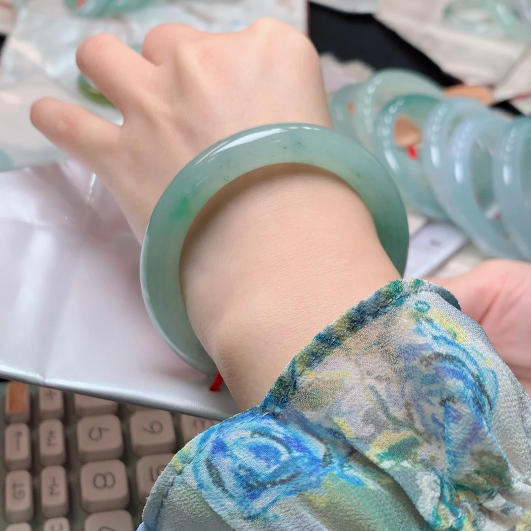 翡翠手镯未镶嵌翡翠