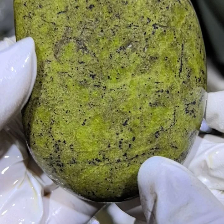 用***8木藏玉药王石原石手把件