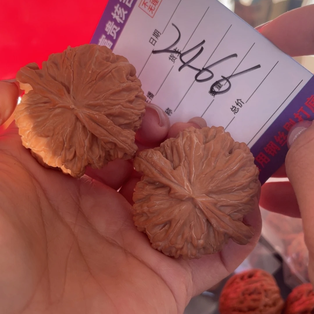 核桃把件46左右一代虎过庄白狮子球白