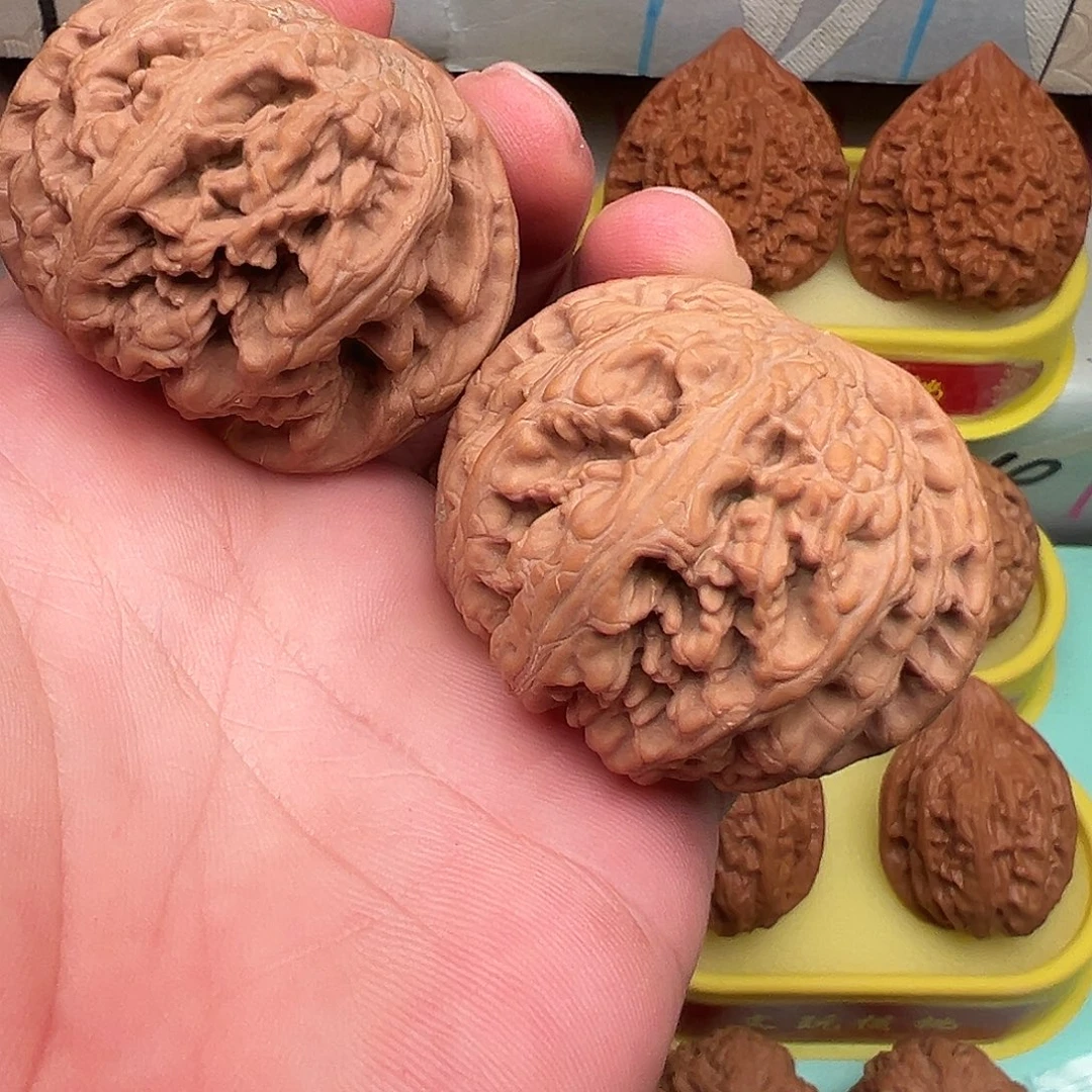 文玩核桃吊坠大粗筋有虫眼50